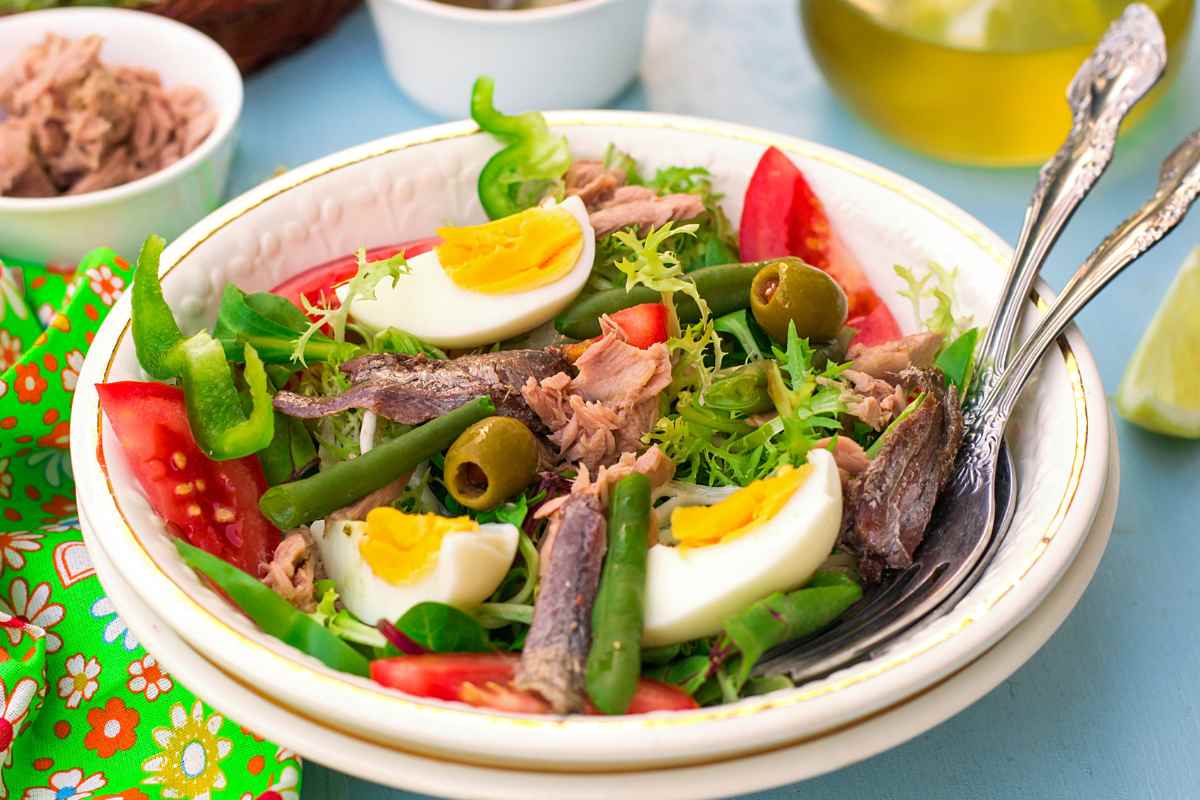 Niçoise Salad with Fresh Tuna and Anchovies
